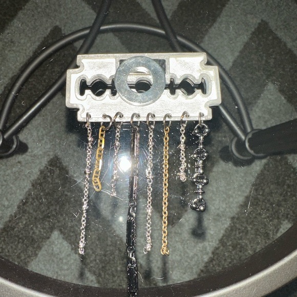 Urban Decay Pin - Picture 2 of 2